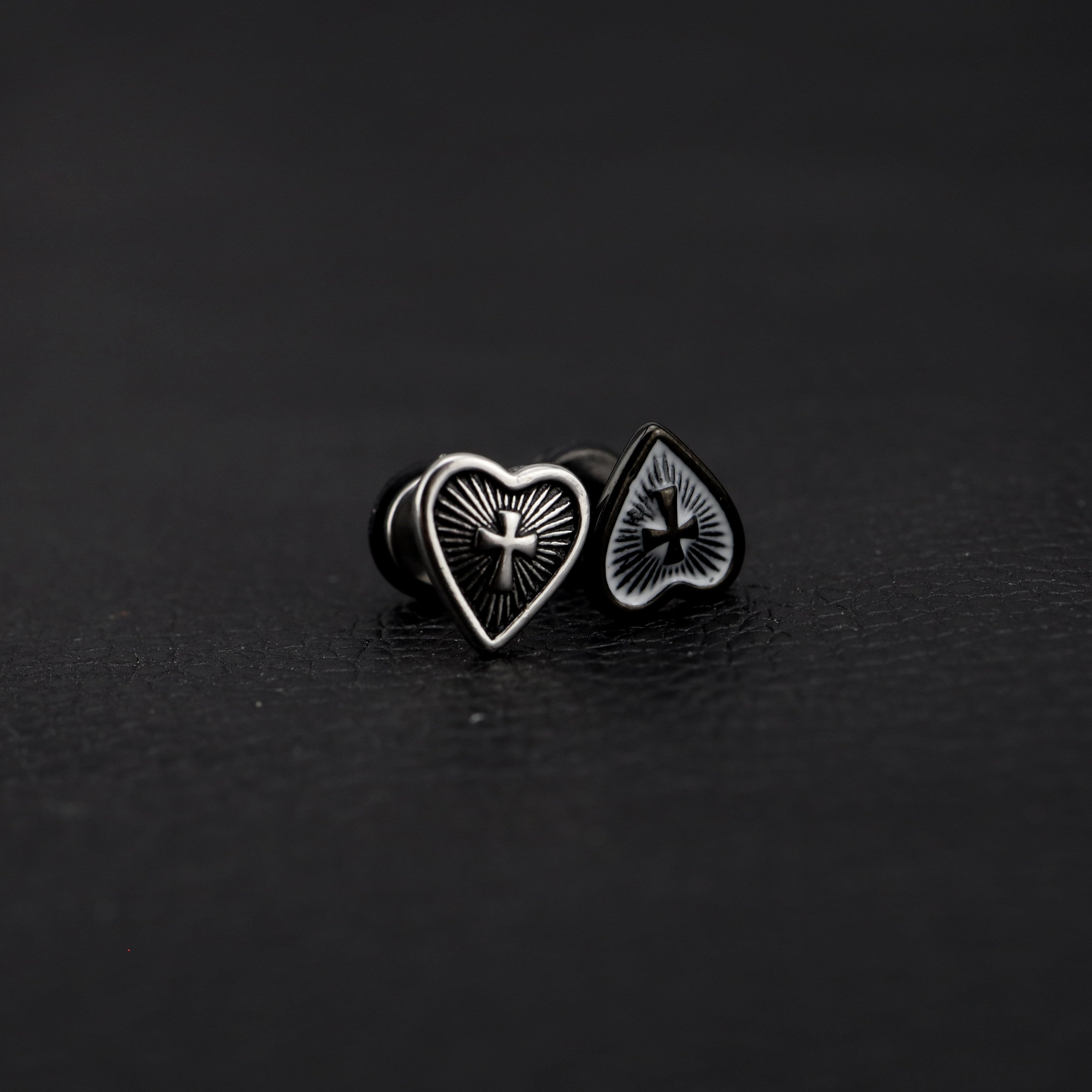 Puces d'oreilles en acier inoxydable à filetage externe, grandes étoiles 3D noires et blanches à quatre branches 