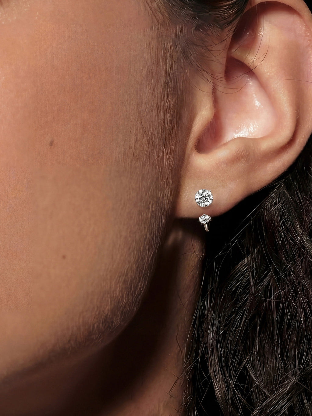 Bague en titane à fer à cheval asymétrique en zircon cubique brillant 