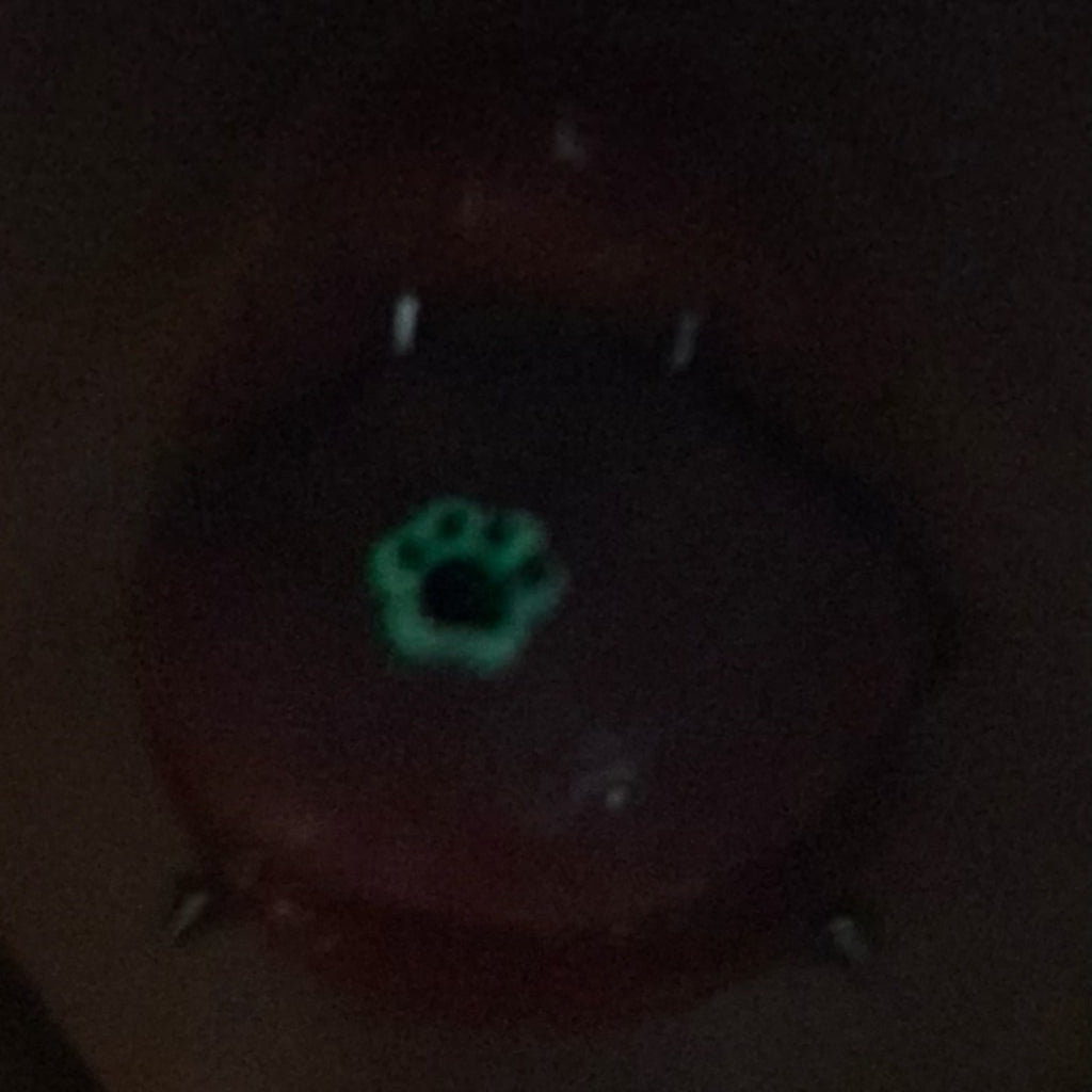 piercing de langue en résine rose et noire à motif de patte 