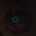 piercing de langue en résine rose et noire à motif de patte 