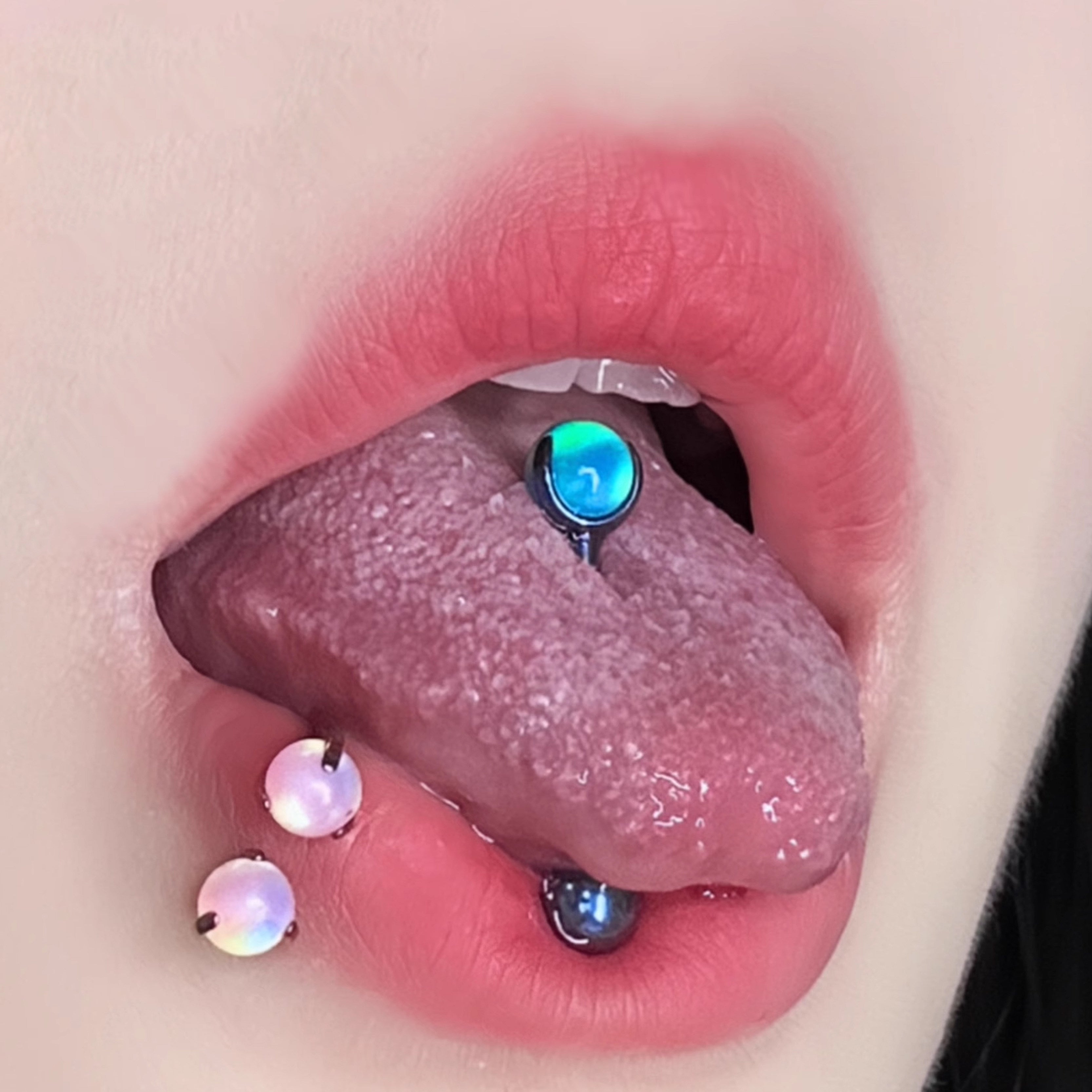 Zungenpiercing aus Titan mit Krallenopal und Innengewinde 