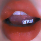 Zungenpiercing aus Edelstahl mit dem Aufdruck „KISS“ 