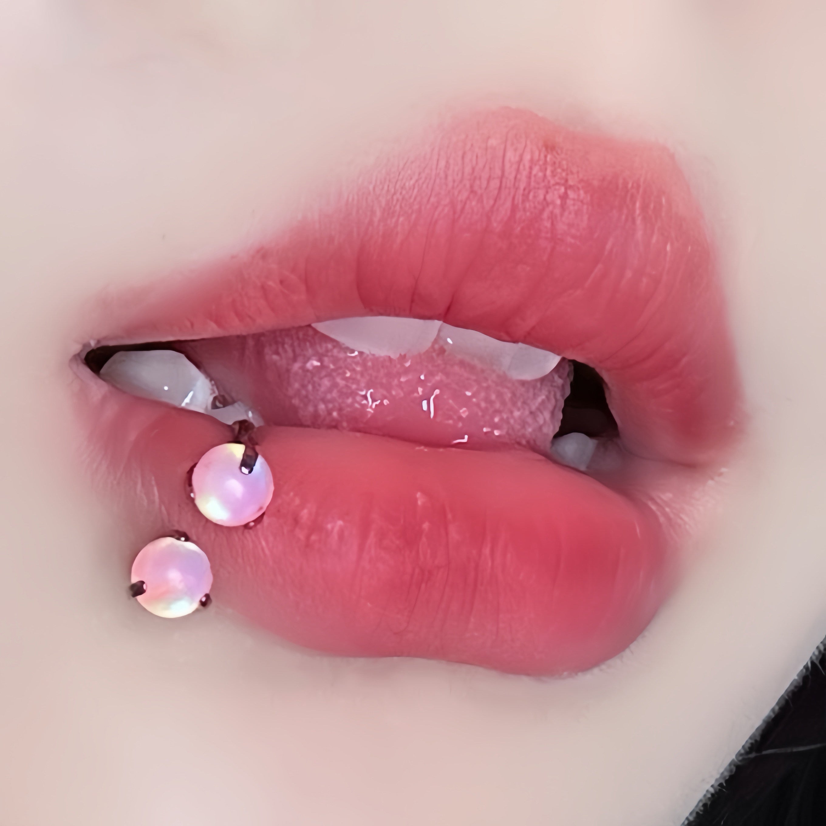 Irisierender Opal-Titan-Hufeisenring mit Innengewinde 