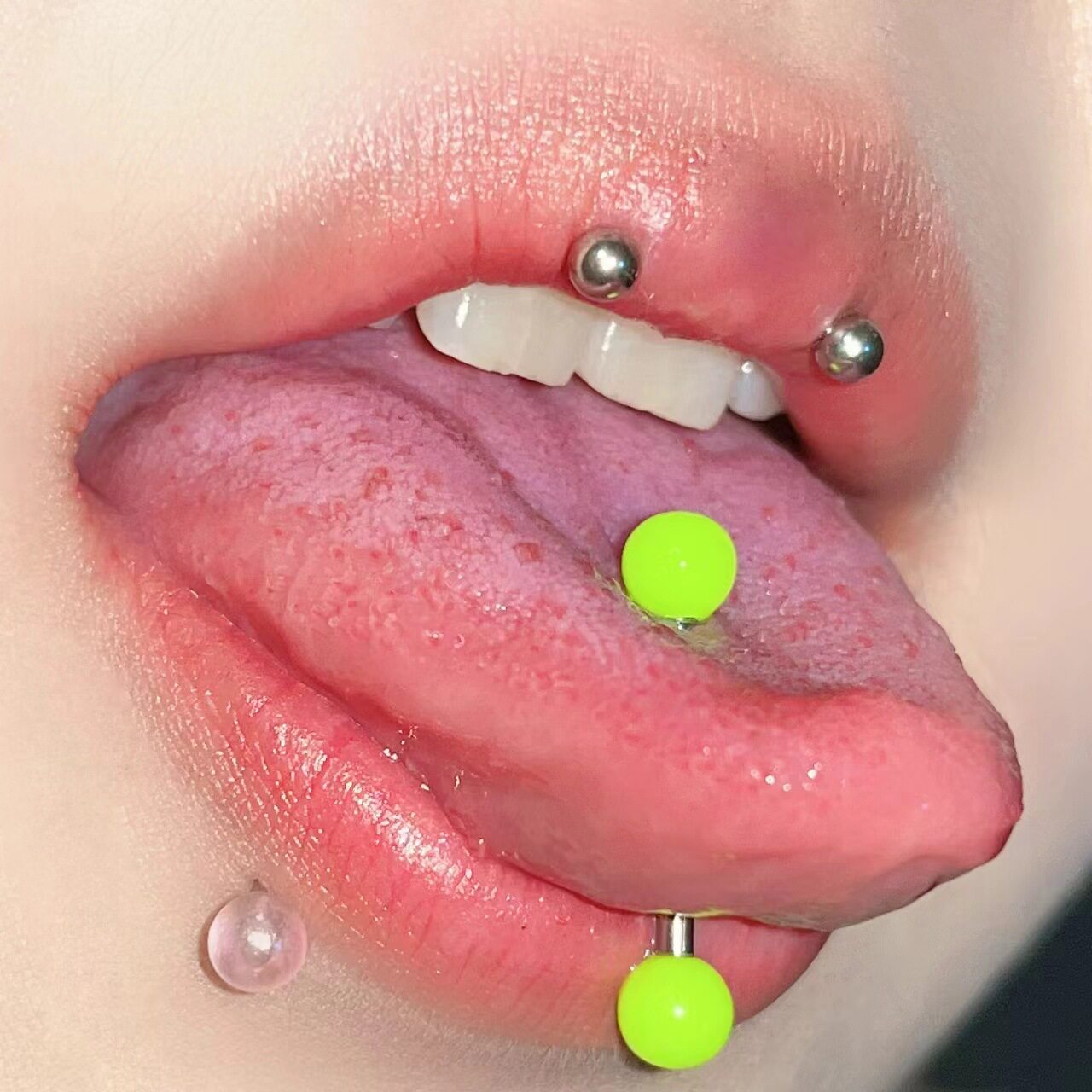 Zungenpiercings aus weißem Acryl und Edelstahl 