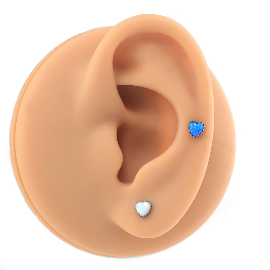 Herzförmige Ohrstecker mit Spitzenrand aus blauem und weißem Opal-Titan 