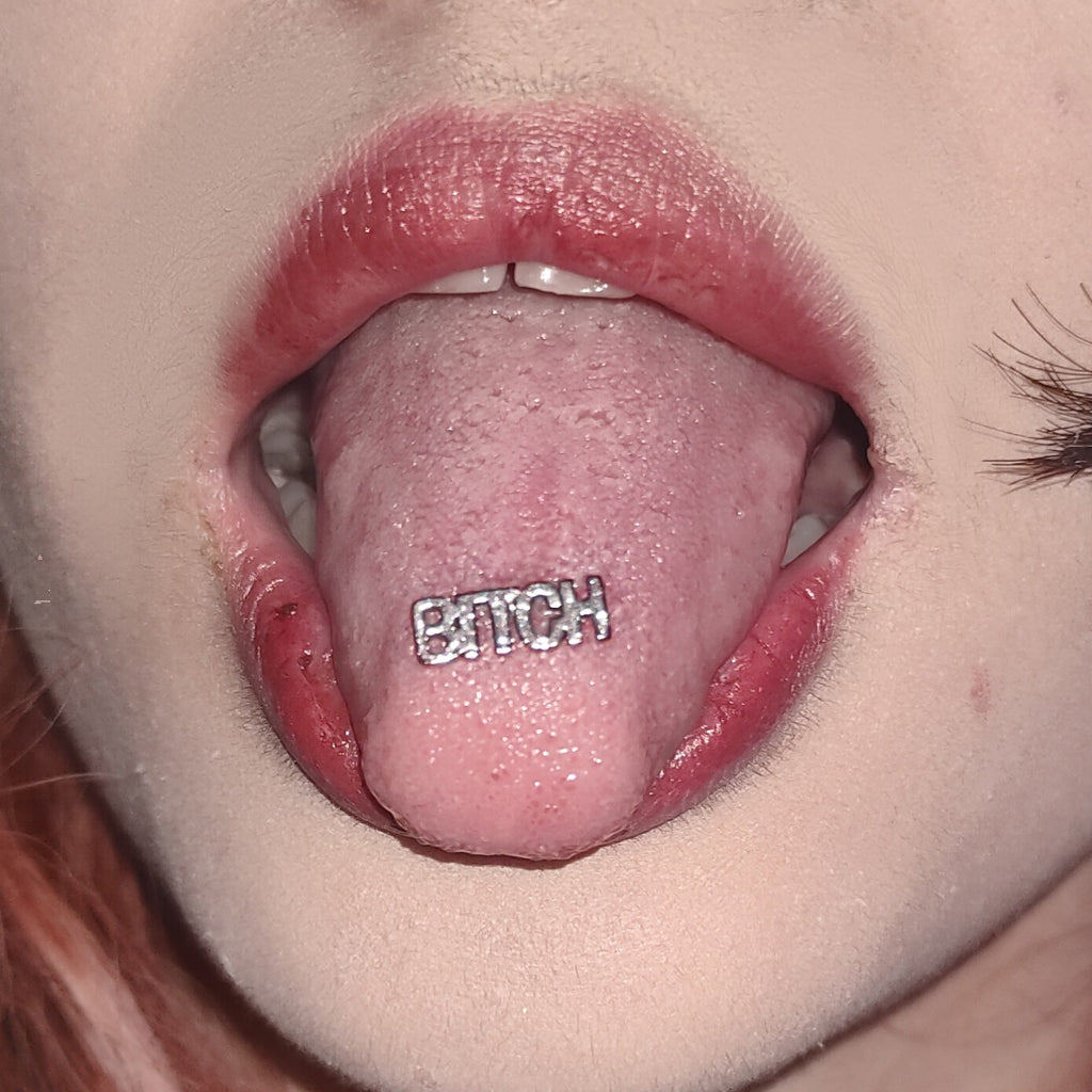 Zungenpiercing aus Edelstahl mit dem Aufdruck „KISS“ 