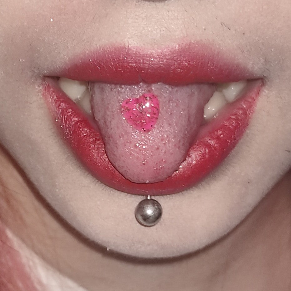 Piercing de langue en forme de cœur en résine pailletée colorée, effet huile, brillant 