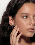 Bague en titane à fer à cheval asymétrique en zircon cubique brillant 