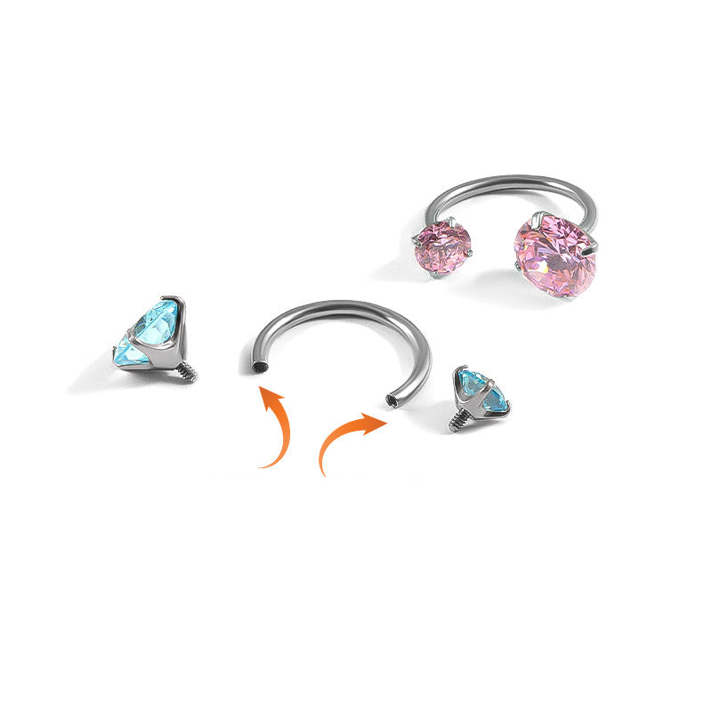 Bague en titane à fer à cheval asymétrique en zircon cubique brillant 