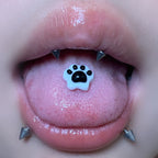 piercing de langue en résine rose et noire à motif de patte 