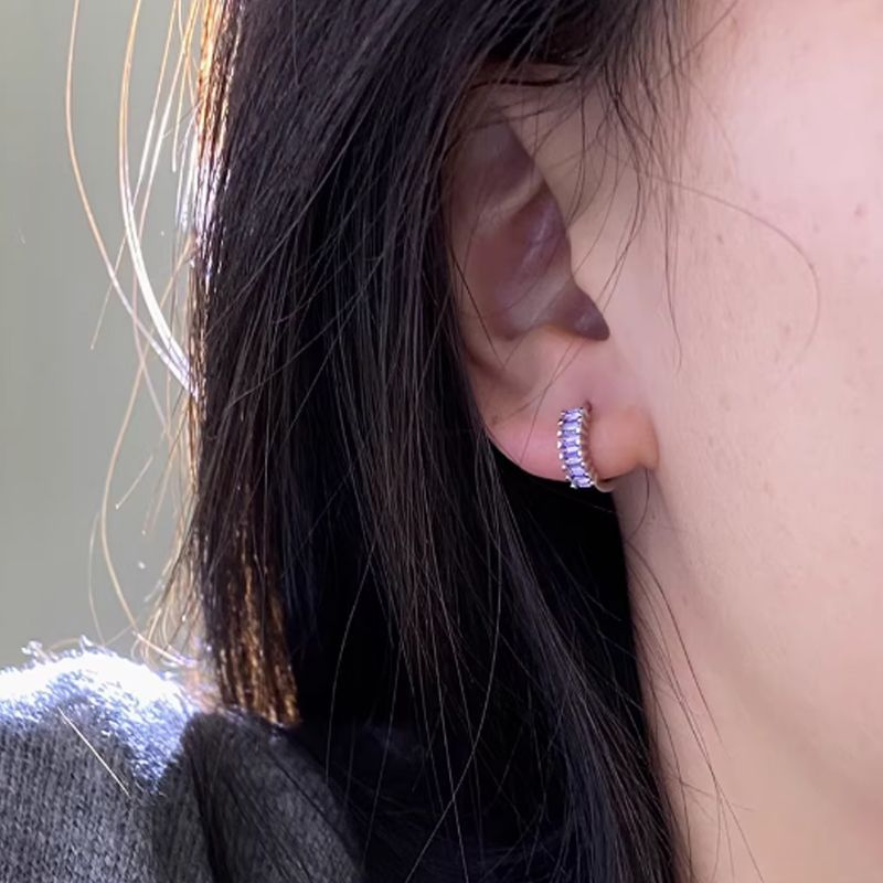 Bague d'oreille carrée en titane sertie de zirconiums cubiques irisés et massifs 