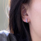 Bague d'oreille carrée en titane sertie de zirconiums cubiques irisés et massifs 