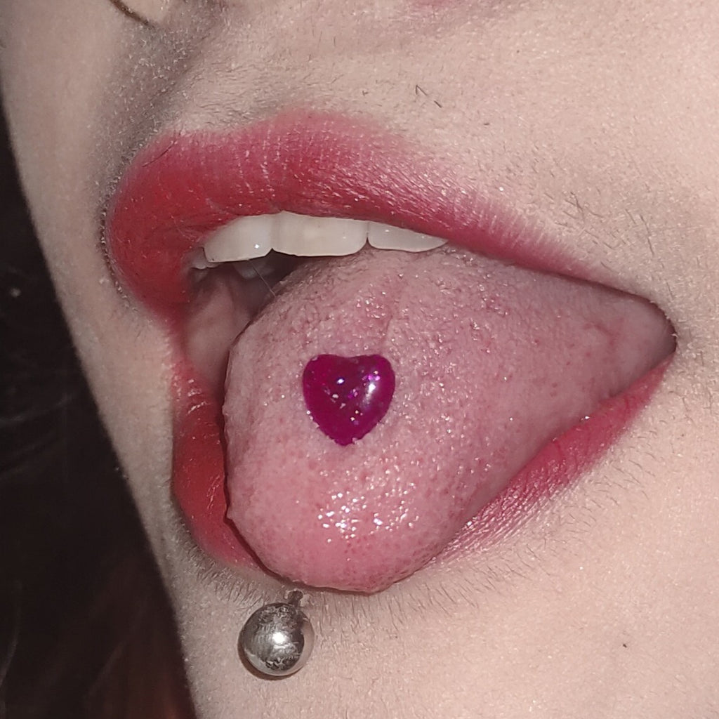 Piercing de langue en forme de cœur en résine pailletée colorée, effet huile, brillant 