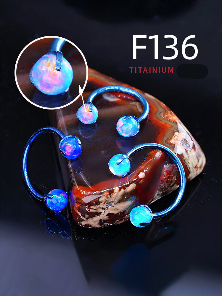 Ohrstecker aus Titan mit Innengewinde und Aurora-Borealis-Opal 