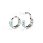 Bague d'oreille carrée en titane sertie de zirconiums cubiques irisés et massifs 