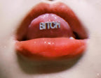 Zungenpiercing aus Edelstahl mit dem Aufdruck „KISS“ 