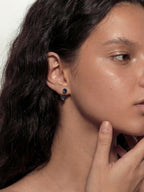 Bague en titane à fer à cheval asymétrique en zircon cubique brillant 