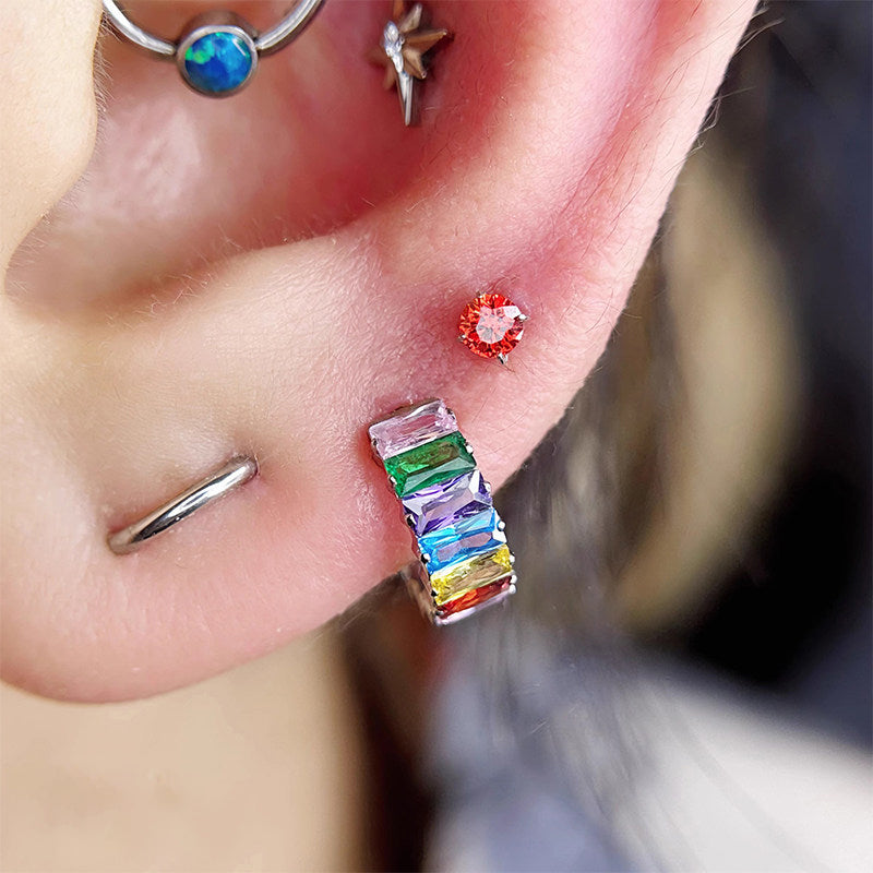 Bague d'oreille carrée en titane sertie de zirconiums cubiques irisés et massifs 