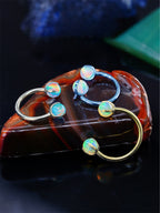 Ohrstecker aus Titan mit Innengewinde und Aurora-Borealis-Opal 