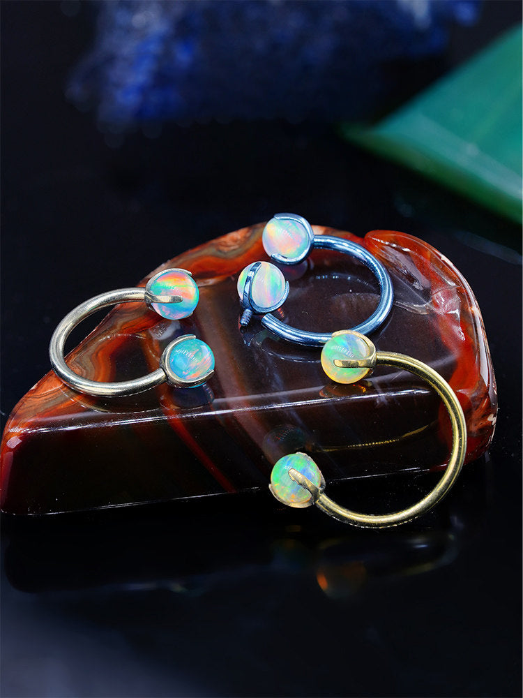 Ohrstecker aus Titan mit Innengewinde und Aurora-Borealis-Opal 
