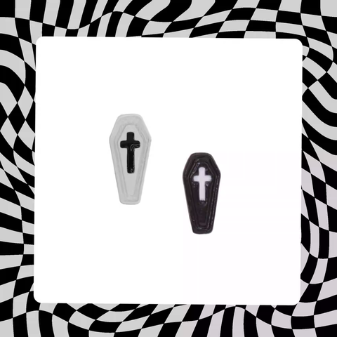 Hallowmas - Boucles d'oreilles clous en acier inoxydable, cercueil et croix en résine gothique