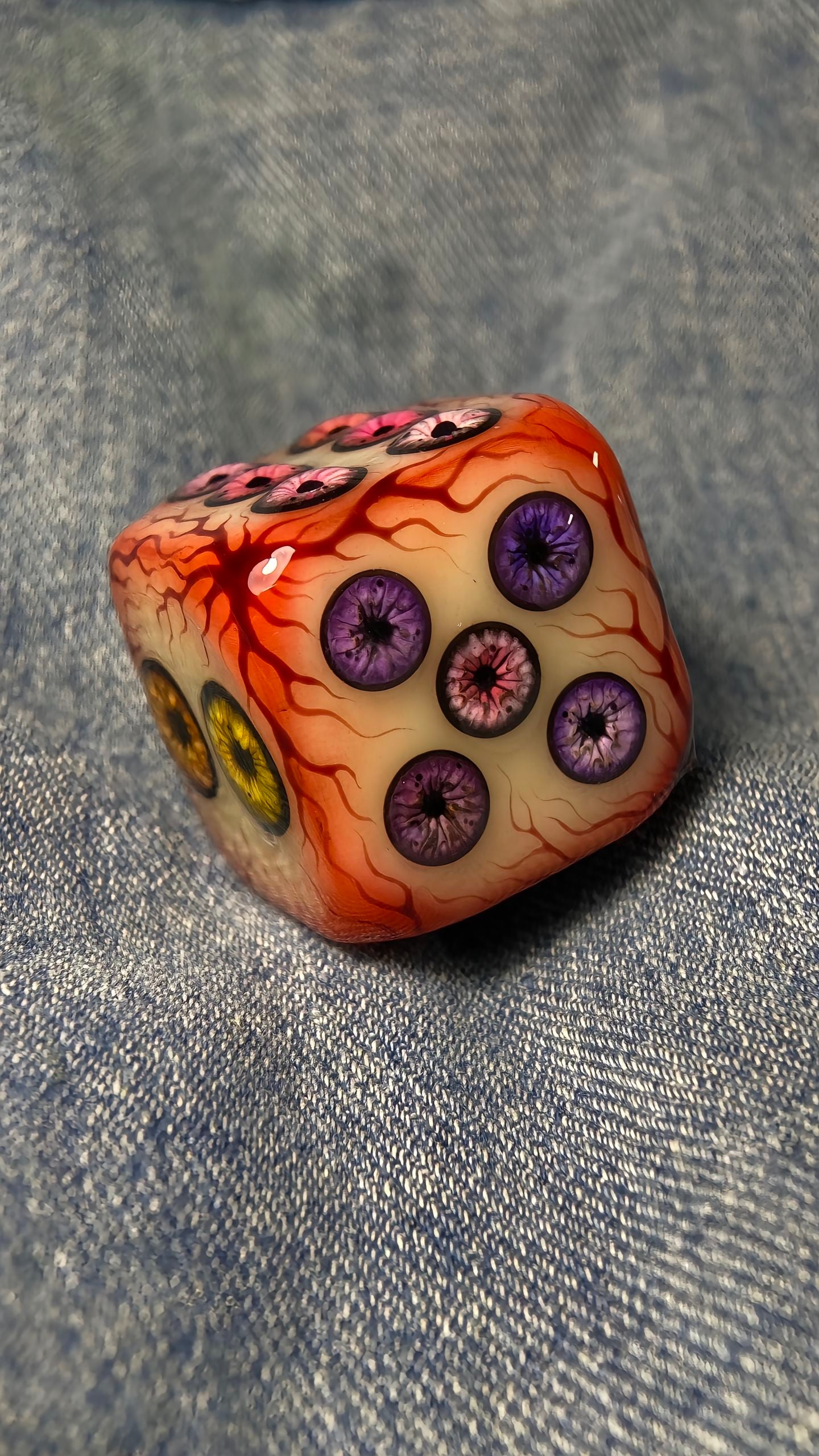 Handmade "Eye of Cthulhu" D6 Dice – Realistic Monster Eye Resin Die