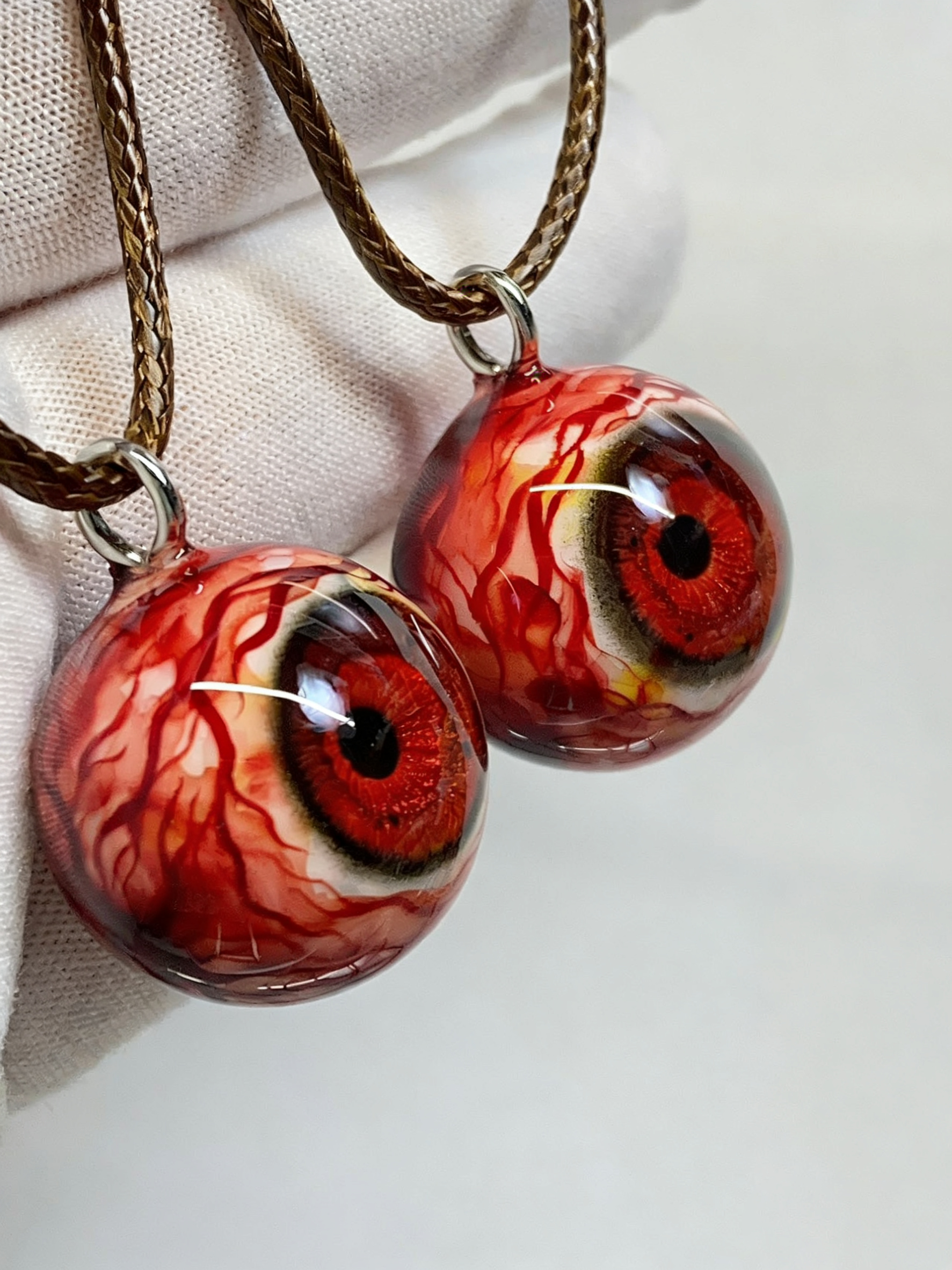 Cthulhu-Auge – Halskette mit blutiger Doppelpupille