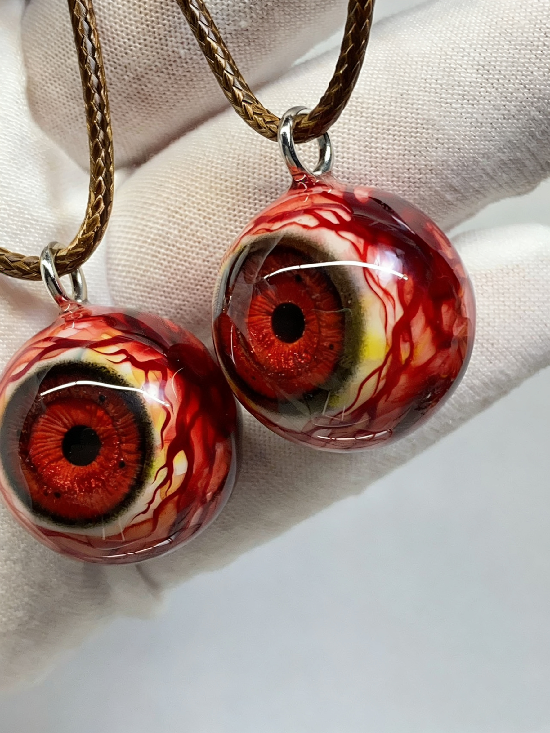 Cthulhu-Auge – Halskette mit blutiger Doppelpupille