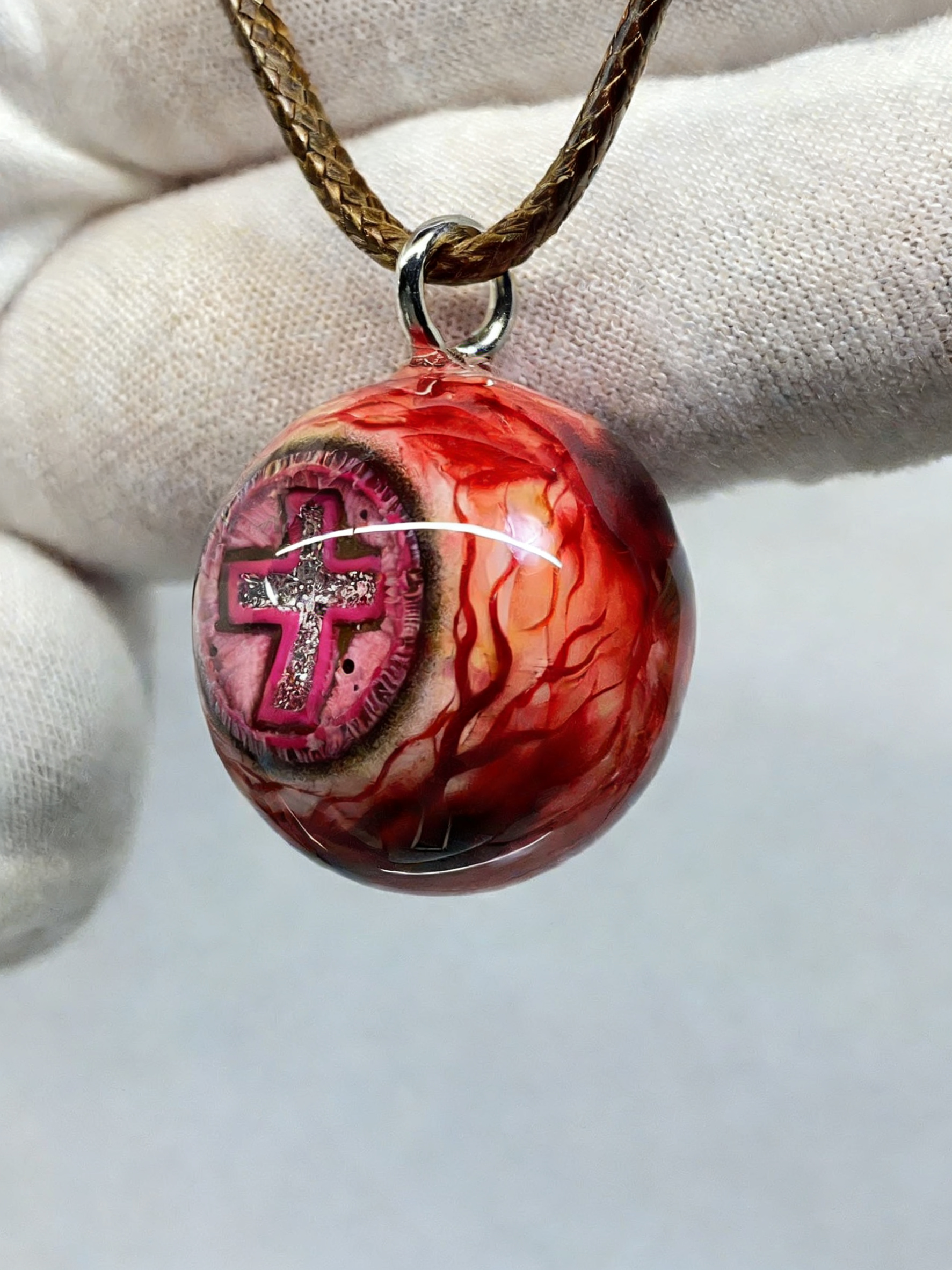 Cthulhu-Auge – Halskette mit blutiger Doppelpupille