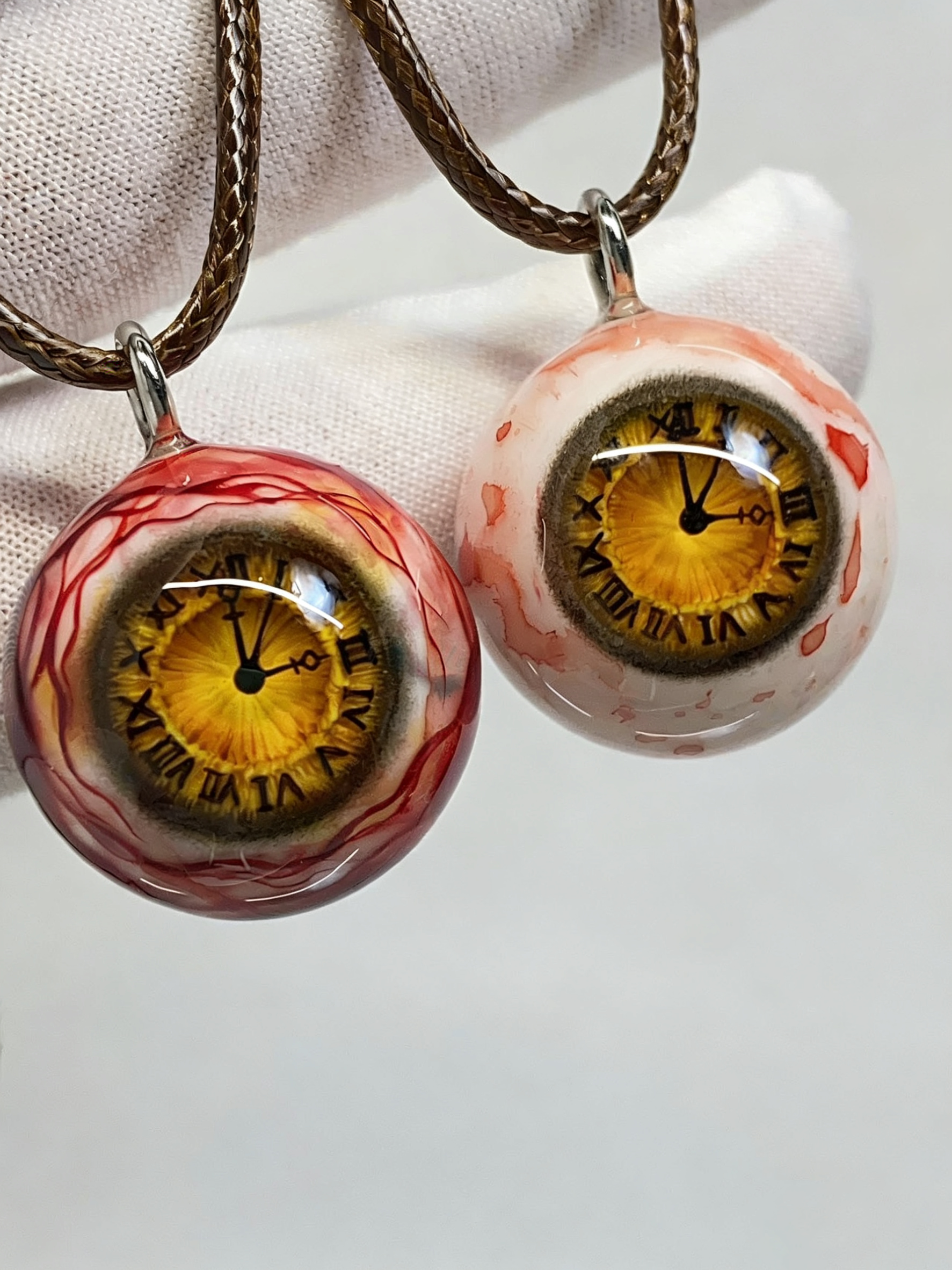 Cthulhu-Auge – Halskette mit blutiger Doppelpupille