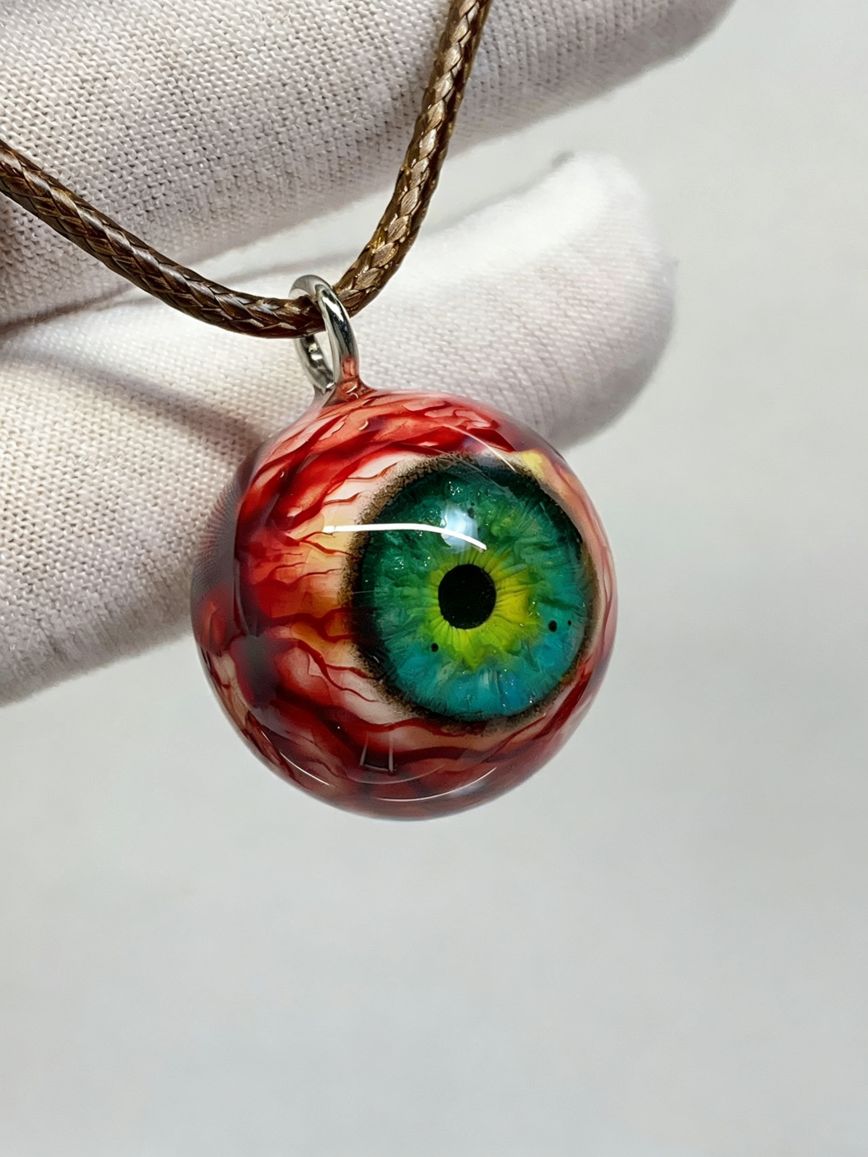 Cthulhu-Auge – Halskette mit blutiger Doppelpupille