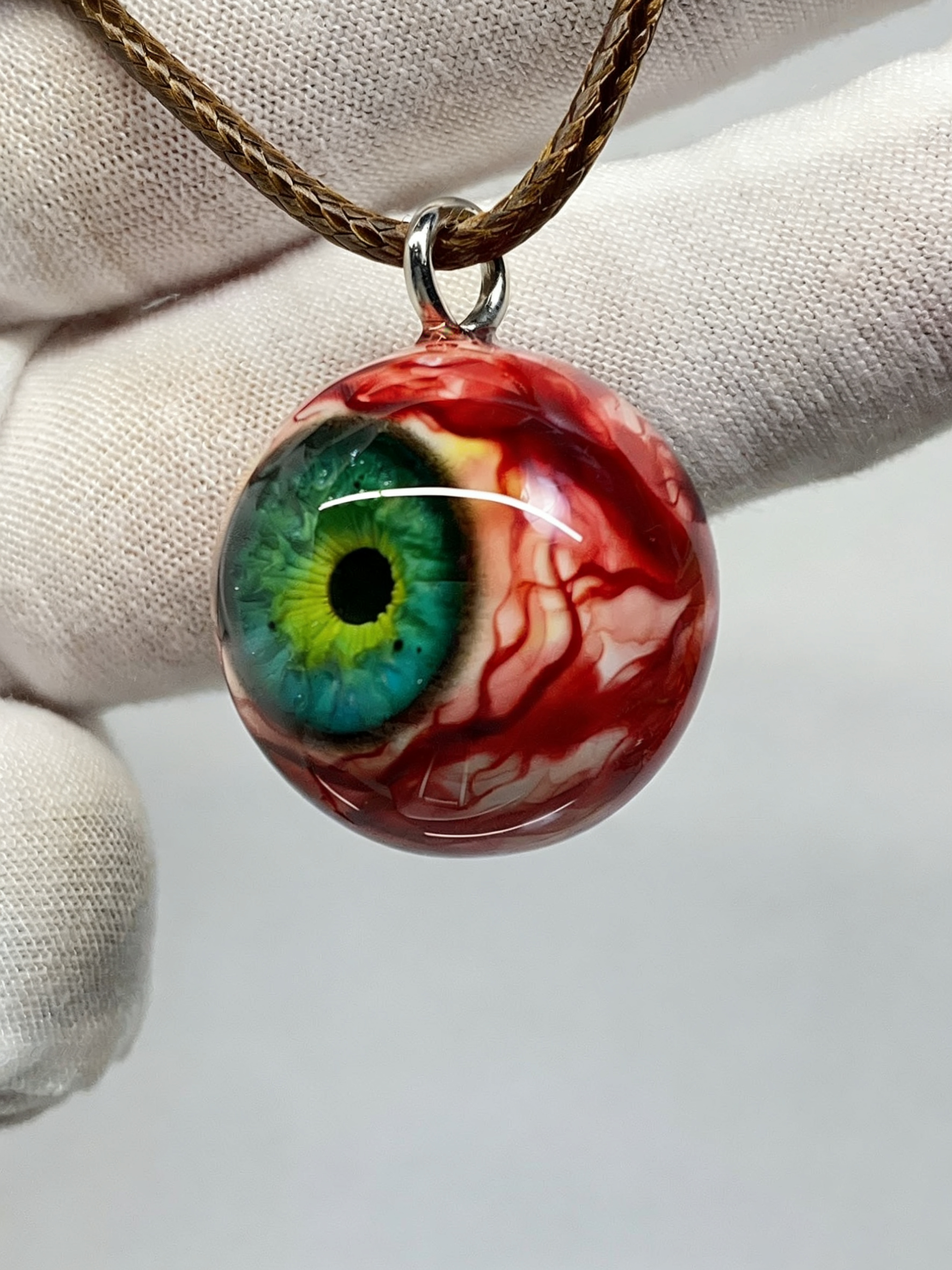 Cthulhu-Auge – Halskette mit blutiger Doppelpupille