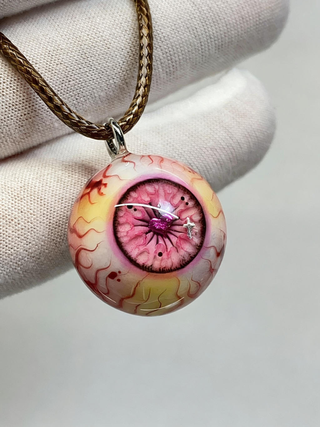 Crimson Pact Glitter Eye Necklace | Handcrafted Dark Fantasy Gothic Accessory（1PCS）