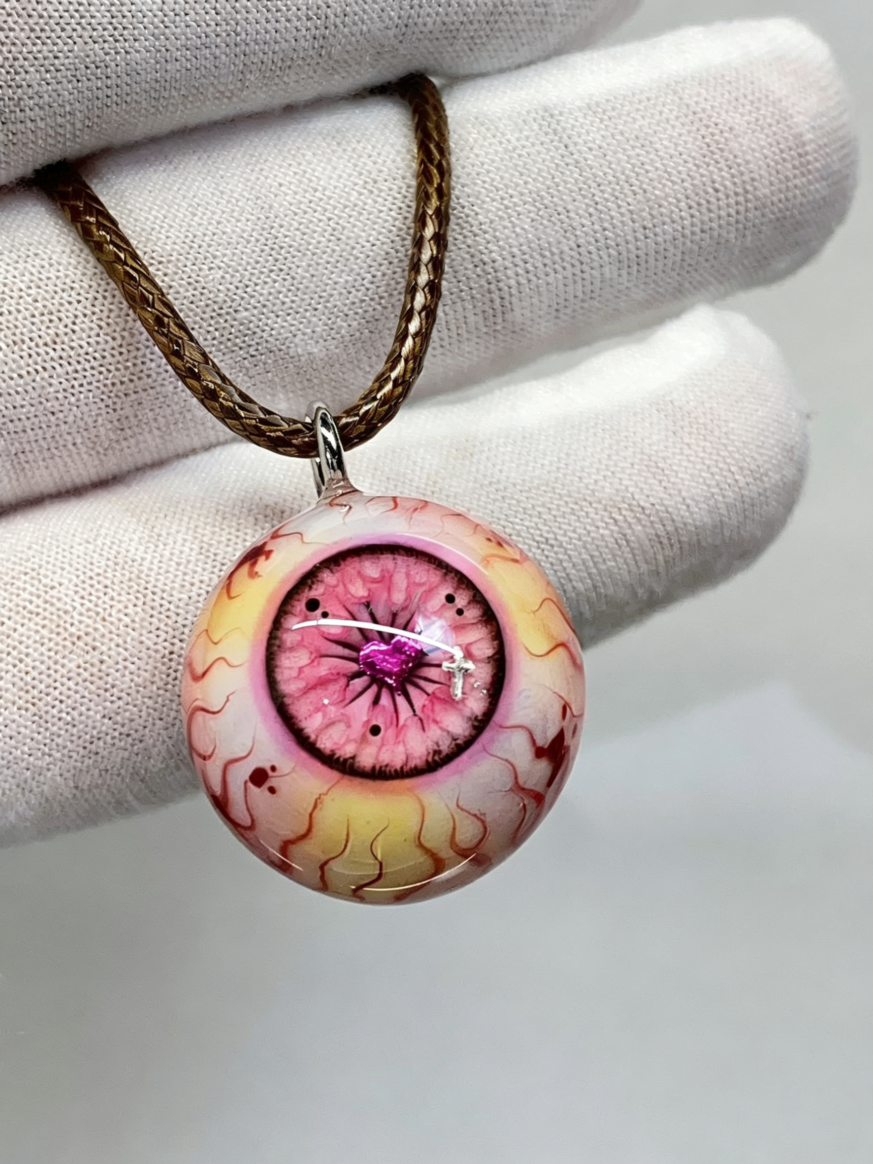 Cthulhu-Auge – Halskette mit blutiger Doppelpupille