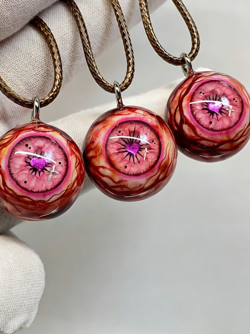 Crimson Pact Glitter Eye Necklace | Handcrafted Dark Fantasy Gothic Accessory（1PCS）