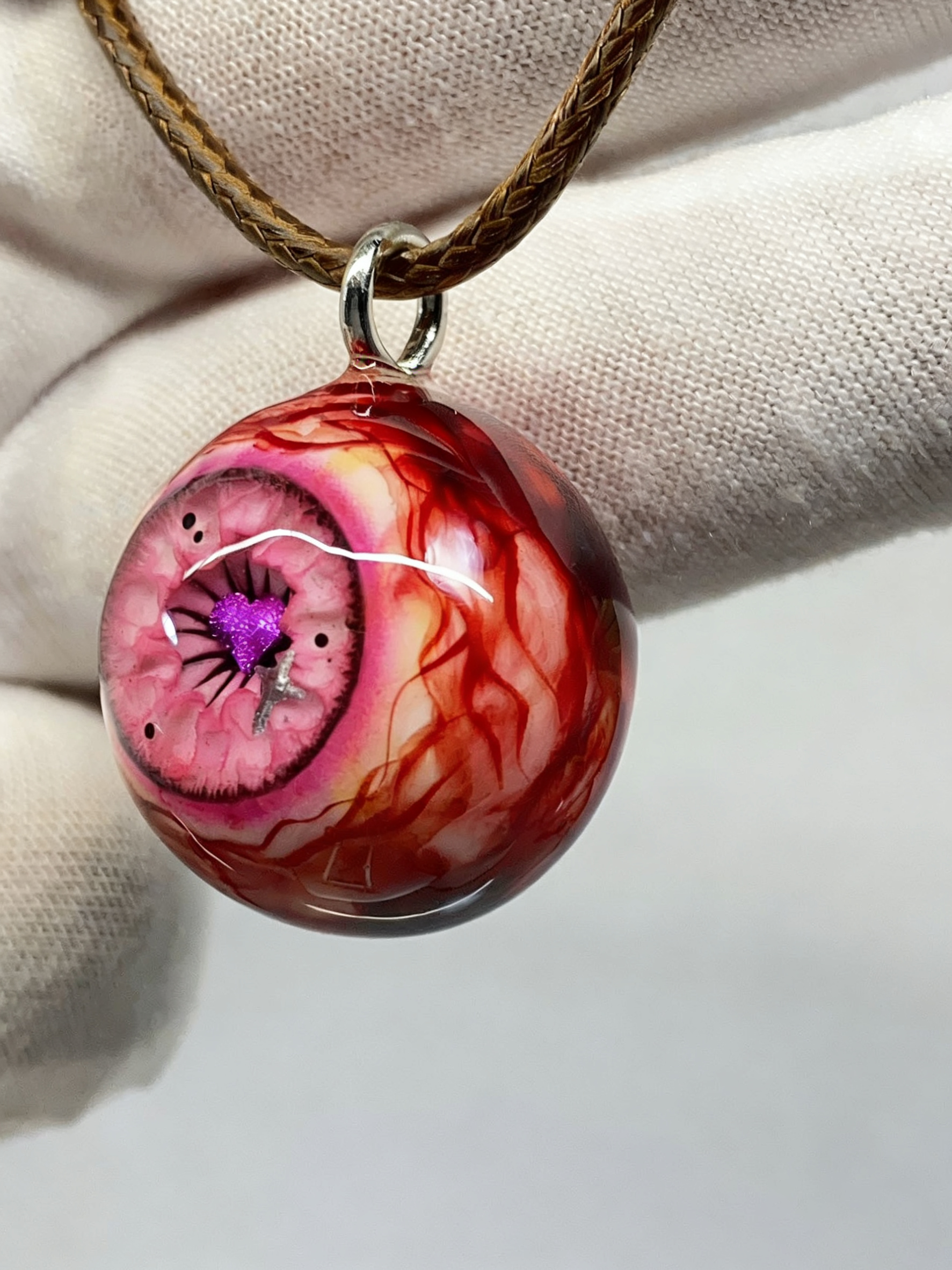 Cthulhu-Auge – Halskette mit blutiger Doppelpupille