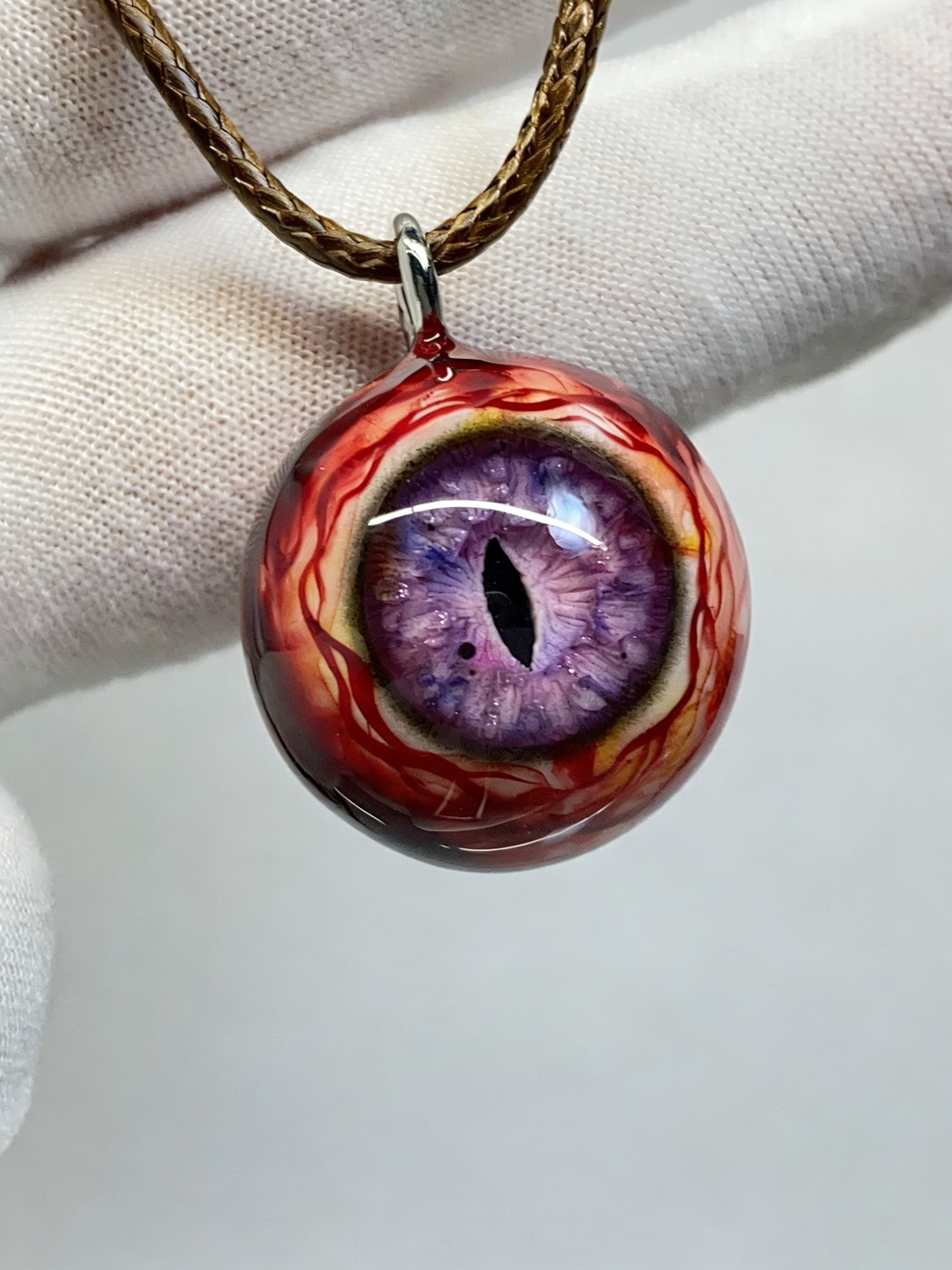 Cthulhu-Auge – Halskette mit blutiger Doppelpupille