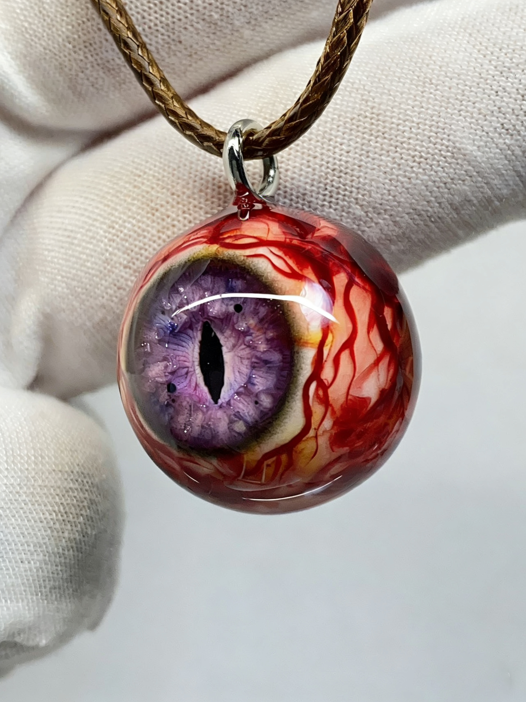 Cthulhu-Auge – Halskette mit blutiger Doppelpupille