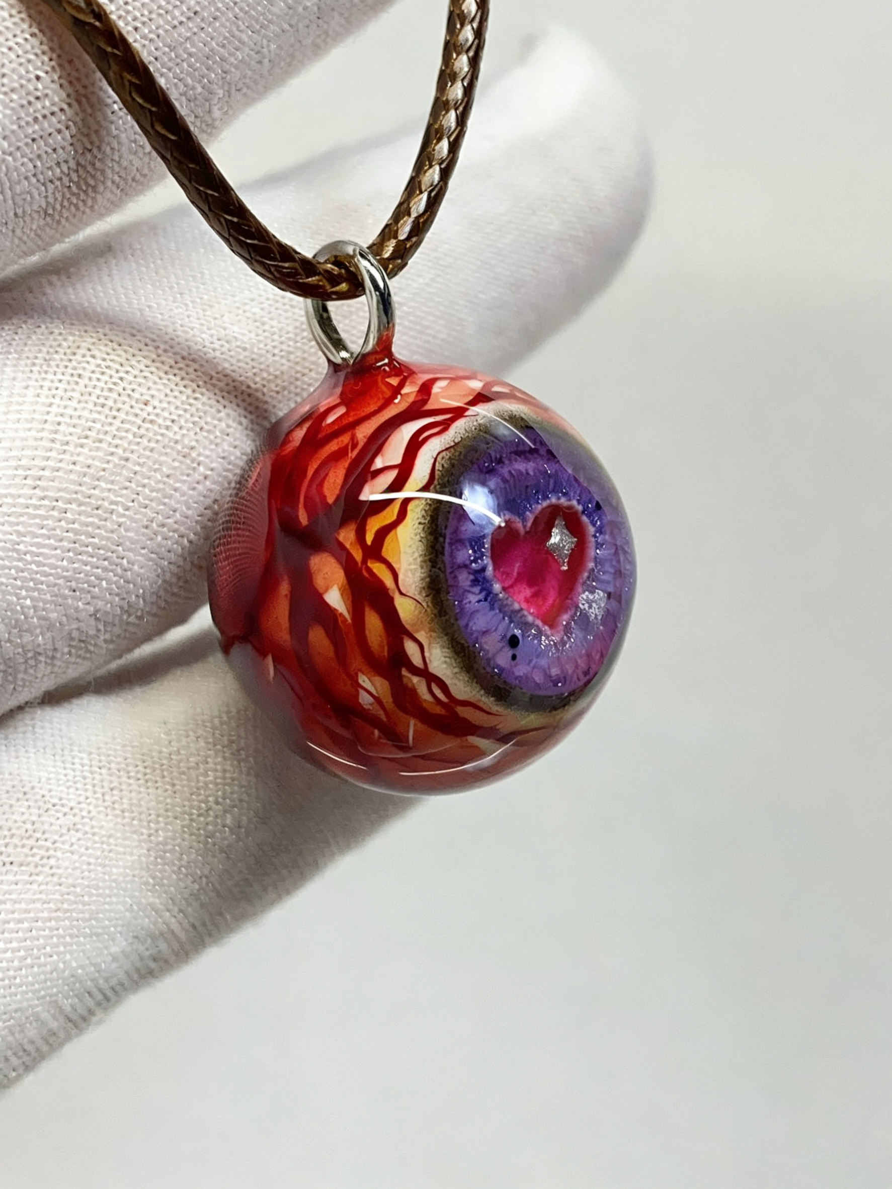 Cthulhu-Auge – Halskette mit blutiger Doppelpupille