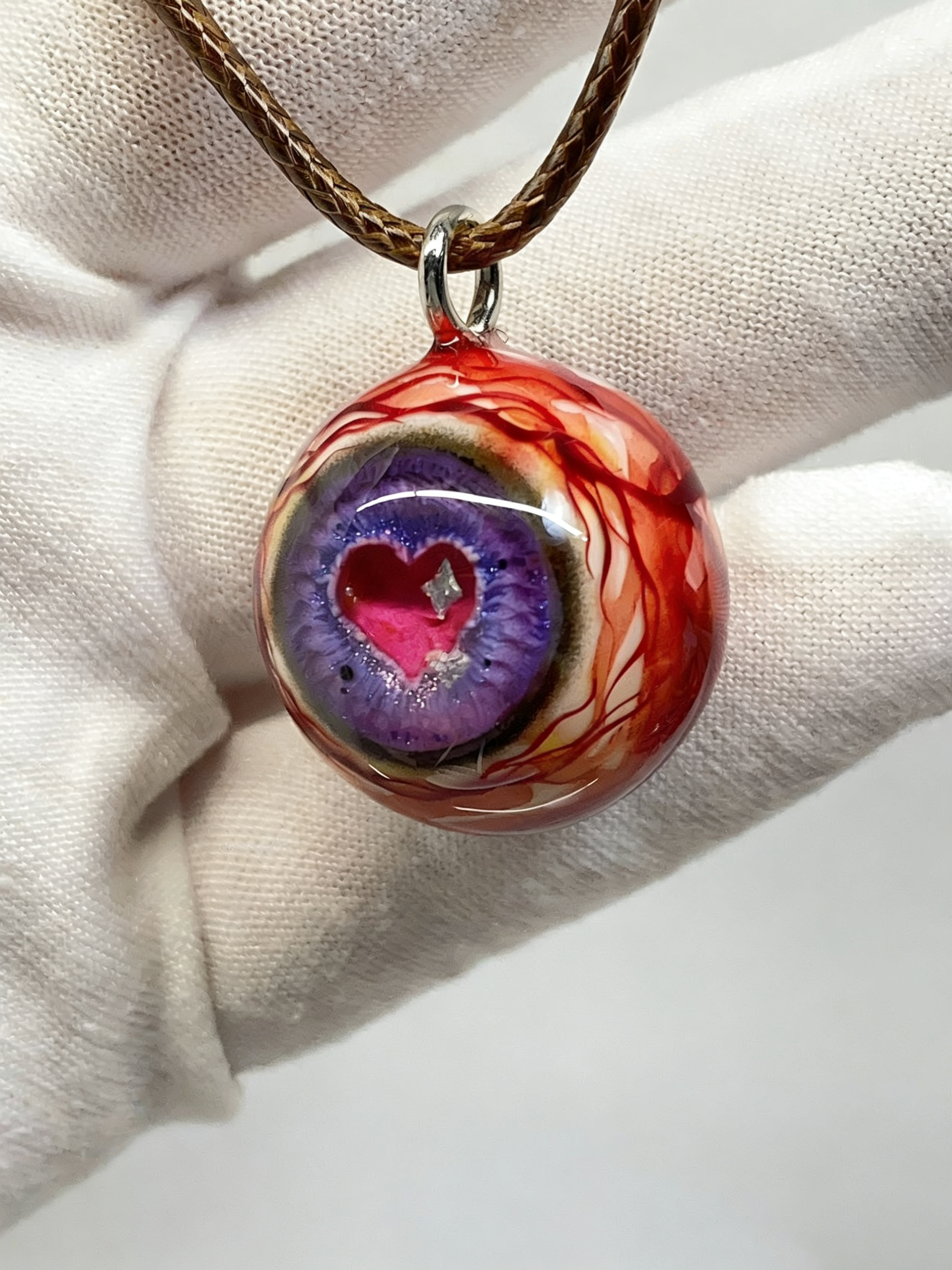 Cthulhu-Auge – Halskette mit blutiger Doppelpupille