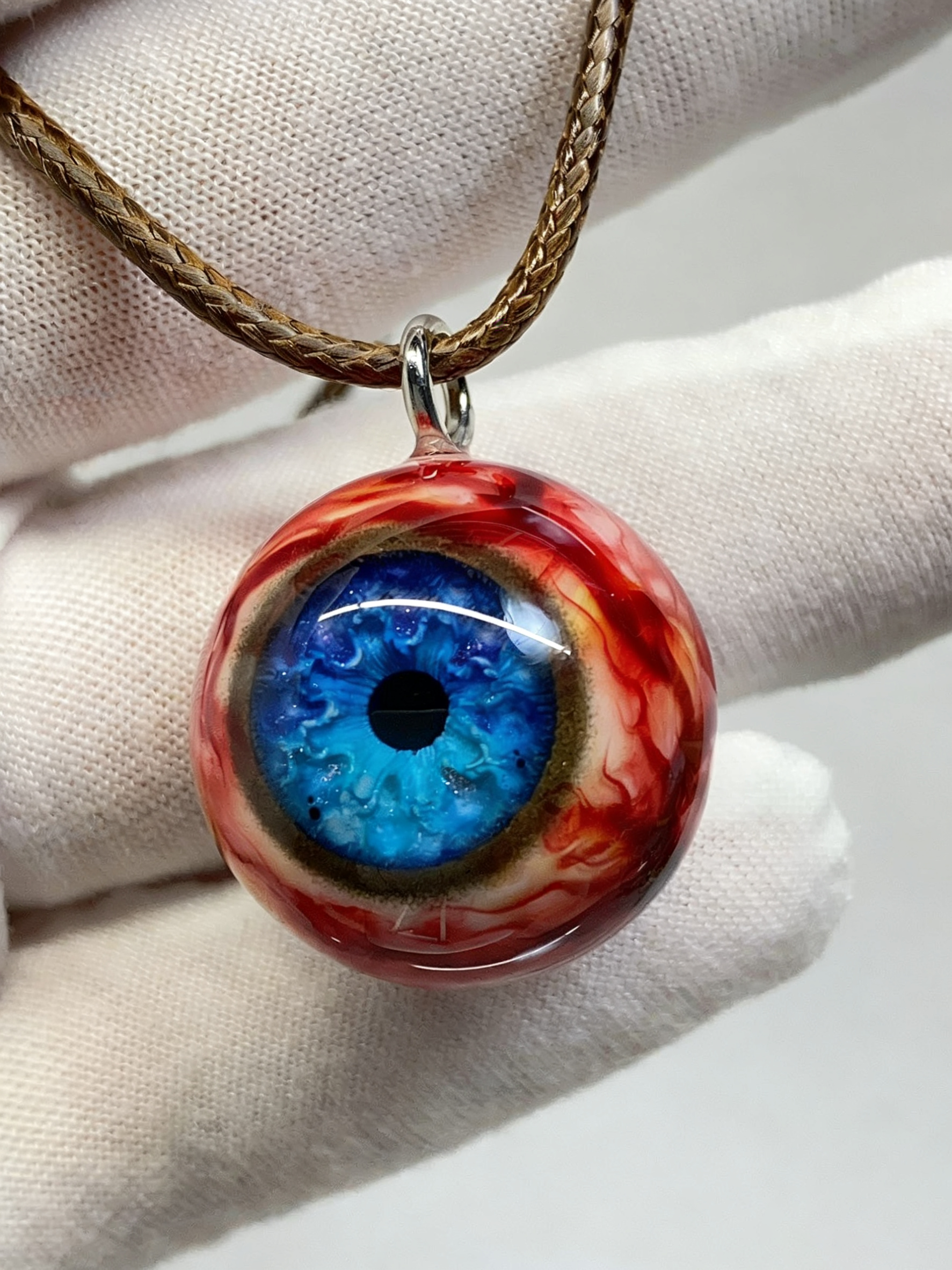 Cthulhu-Auge – Halskette mit blutiger Doppelpupille