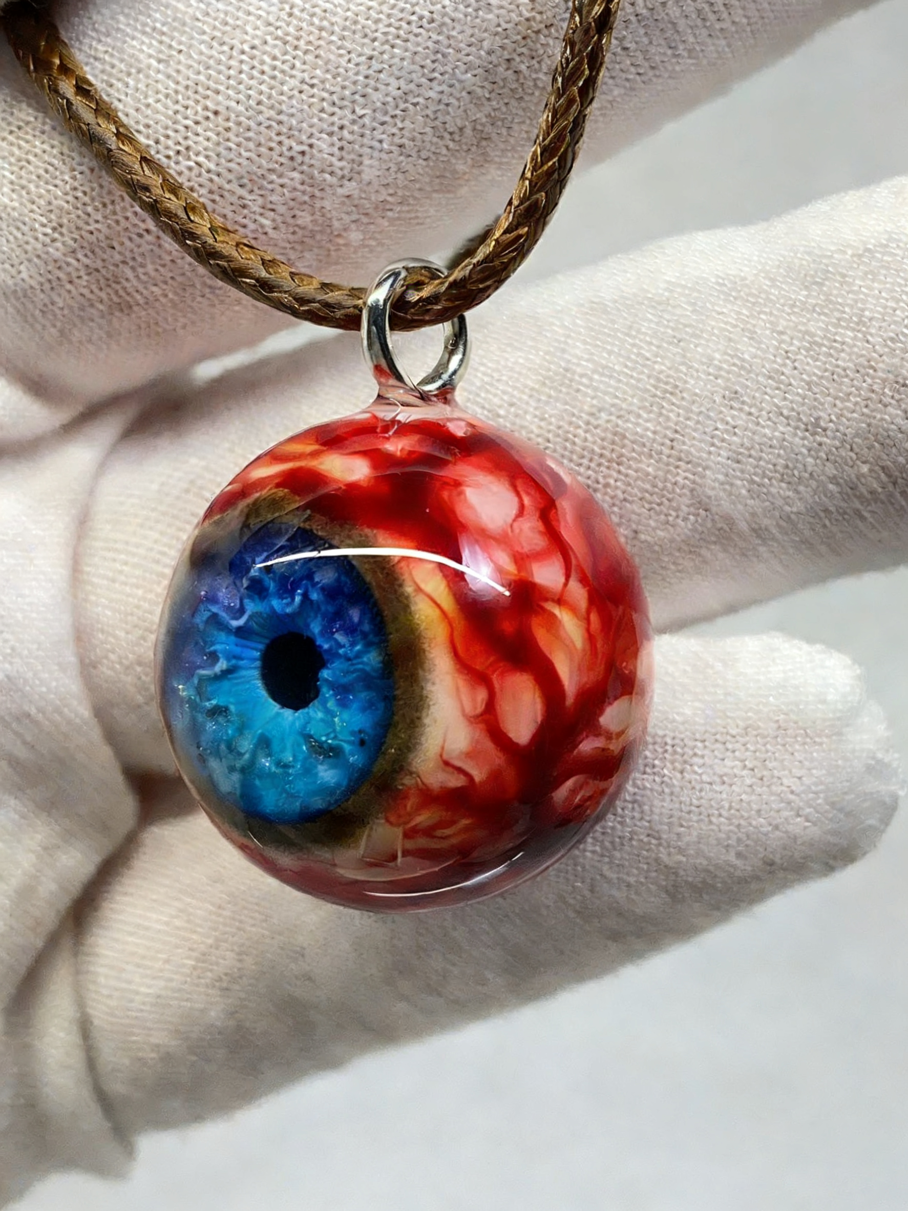 Cthulhu-Auge – Halskette mit blutiger Doppelpupille