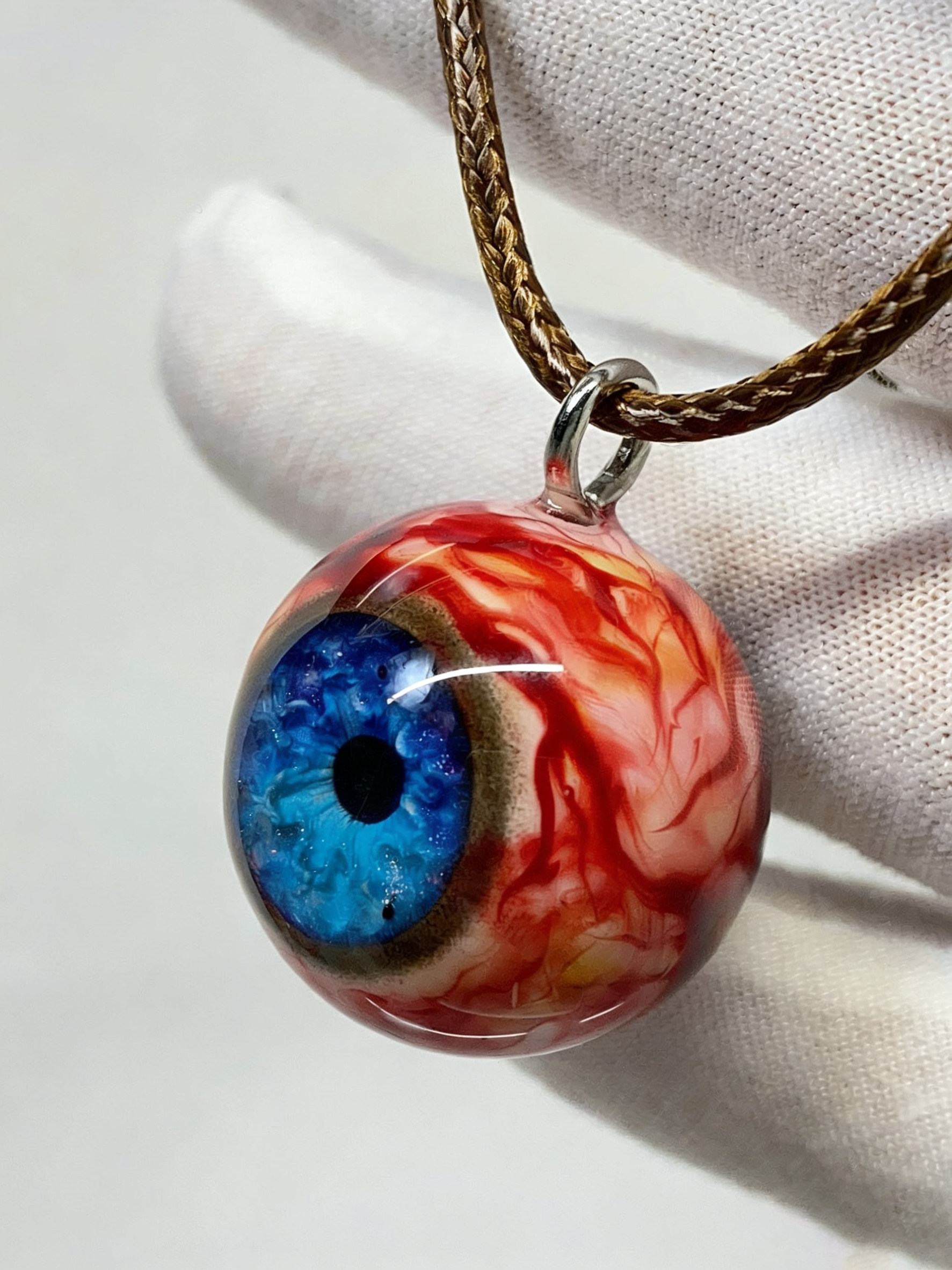 Cthulhu-Auge – Halskette mit blutiger Doppelpupille