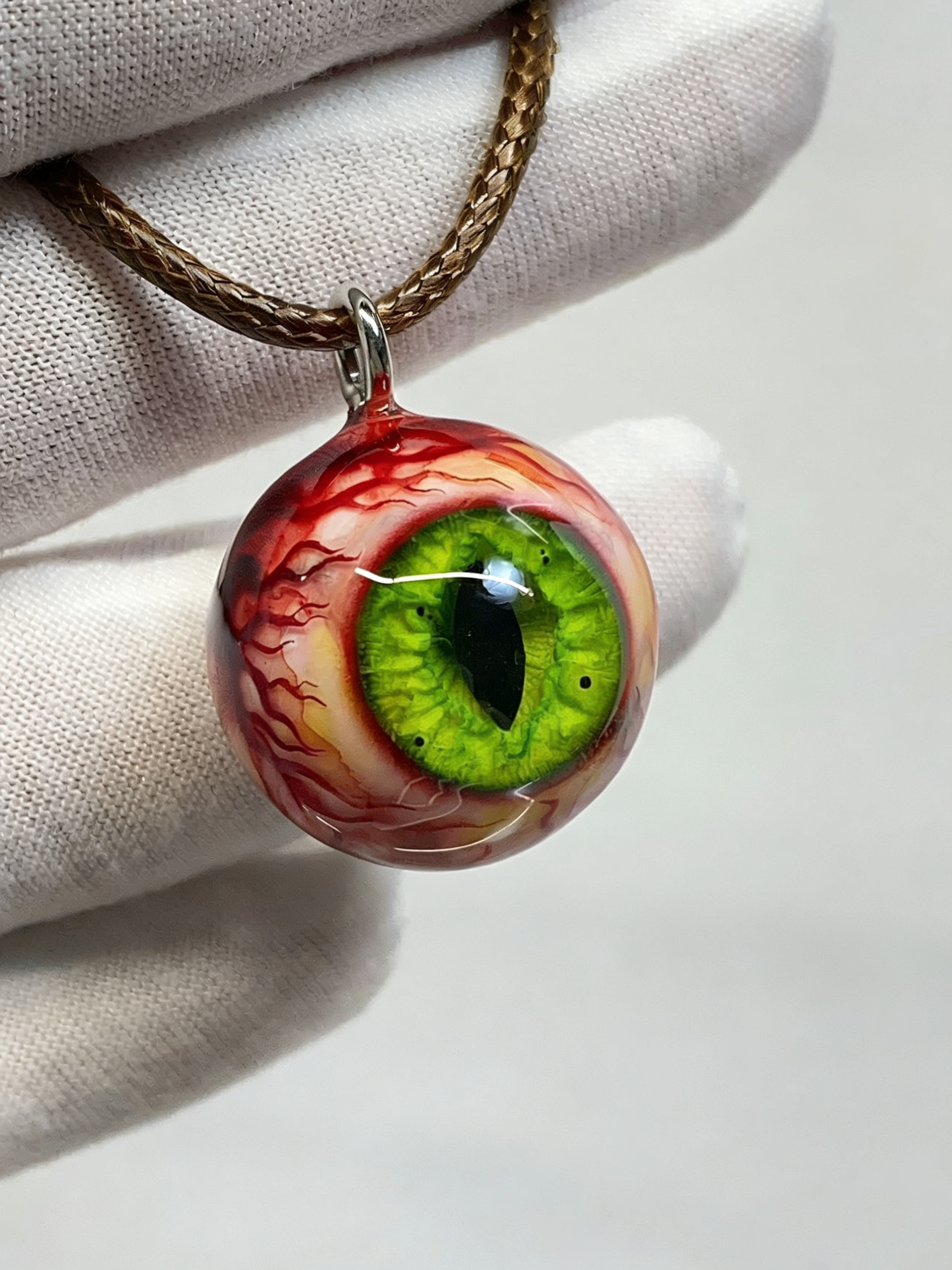 Cthulhu-Auge – Halskette mit blutiger Doppelpupille