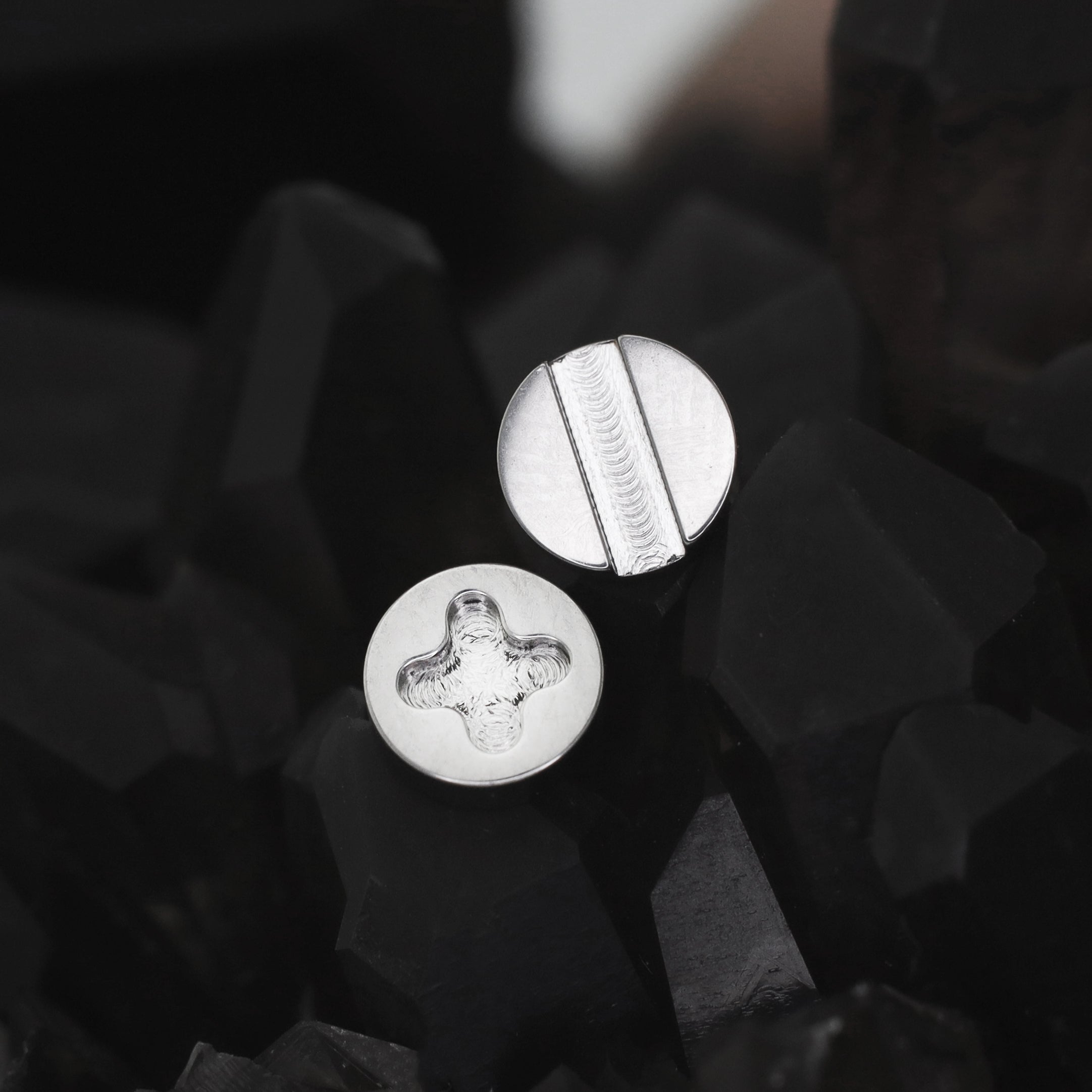 Screw Top Internally Threaded Titanium Lip Ring - Screw Top Internally Threaded Titanium Lip Ring - Cross / 6mm by CRUXJEWELRY