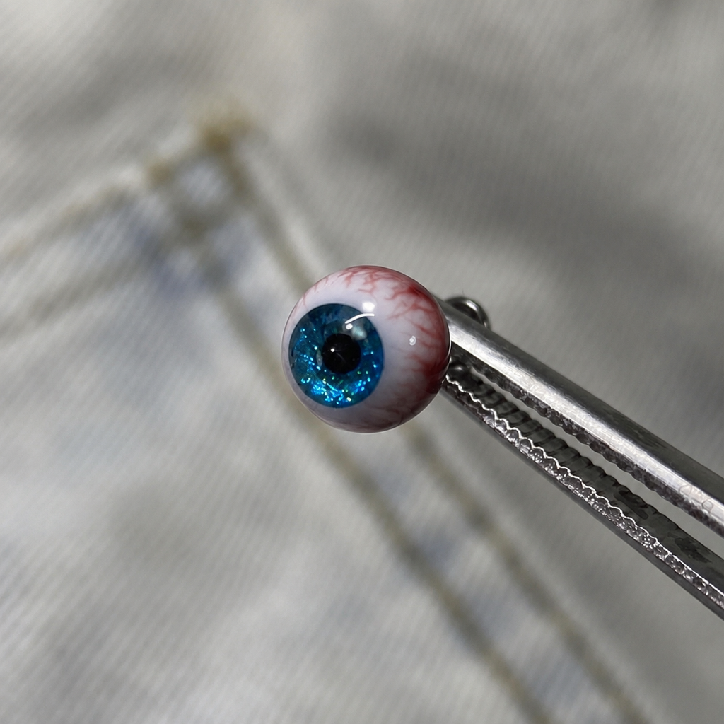 Cthulhu-Auge – Blau-grüner Blick | Ohr-/Lippen-/Zungenpiercings 