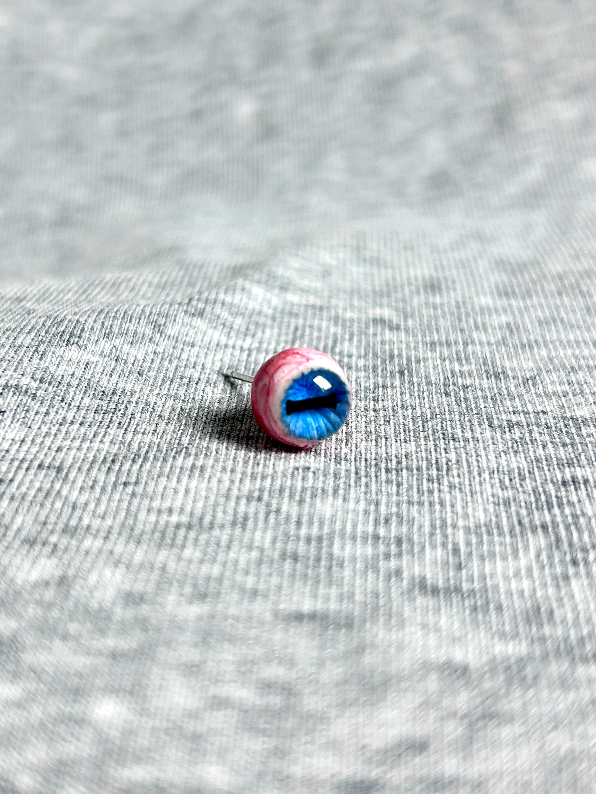 Cthulhu Eye - Lateral Gaze | Ear/Lip/Tongue Studs - Cthulhu Eye - Lateral Gaze | Ear/Lip/Tongue Studs - Vitreous Core / Flat-Back（Default） / 4mm by CRUXJEWELRY
