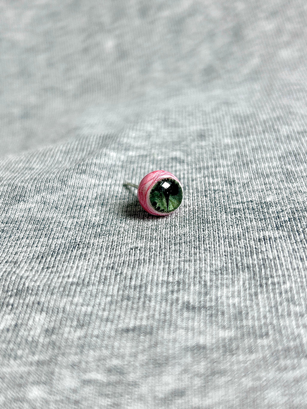 Cthulhu Eye - Fissure Iris | Ear/Lip/Tongue Studs - Cthulhu Eye - Fissure Iris | Ear/Lip/Tongue Studs - Pyre Slit / Flat-Back（Default） / 4mm by CRUXJEWELRY