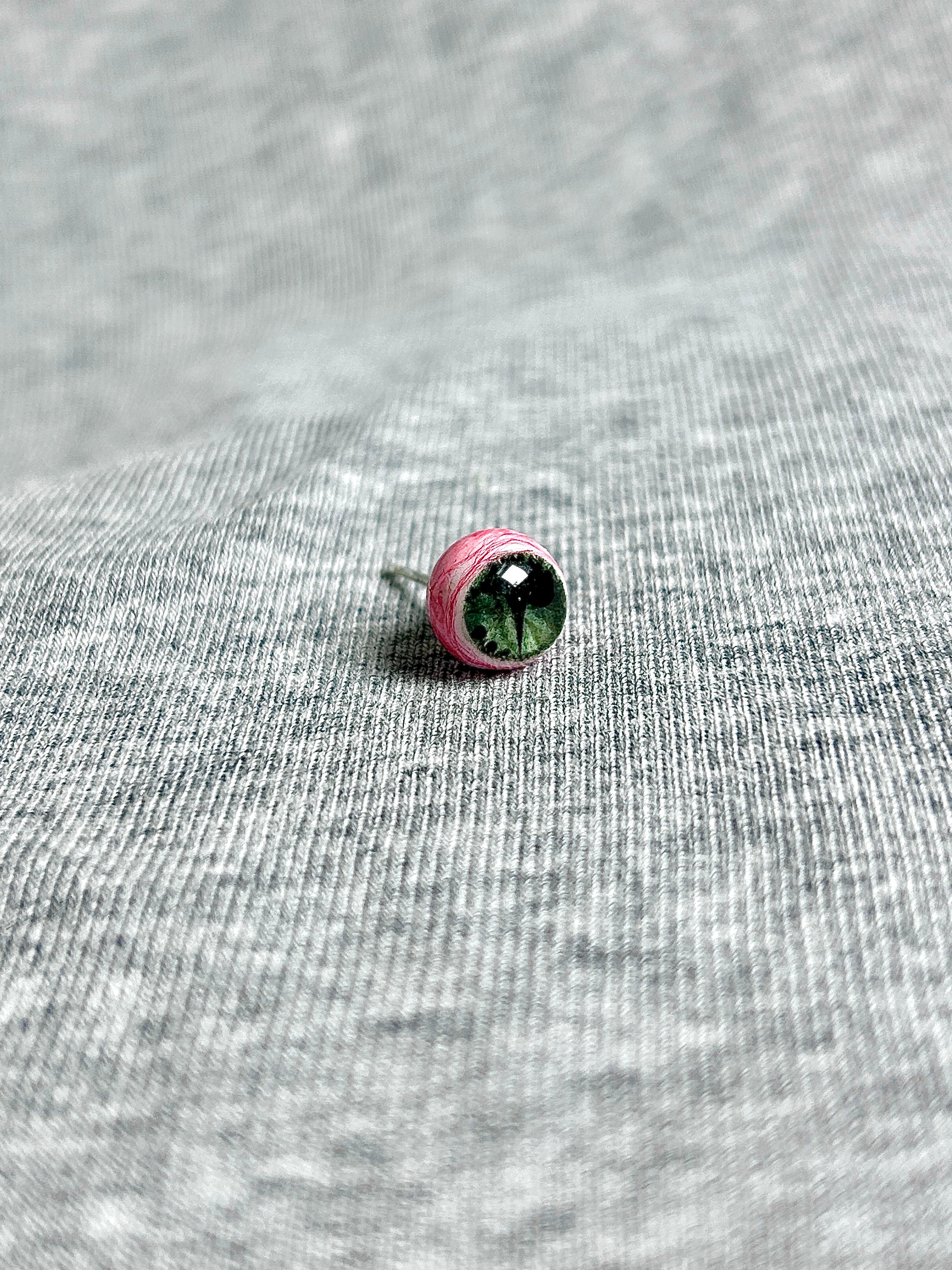 Cthulhu Eye - Fissure Iris | Ear/Lip/Tongue Studs - Cthulhu Eye - Fissure Iris | Ear/Lip/Tongue Studs - Pyre Slit / Flat-Back（Default） / 4mm by CRUXJEWELRY