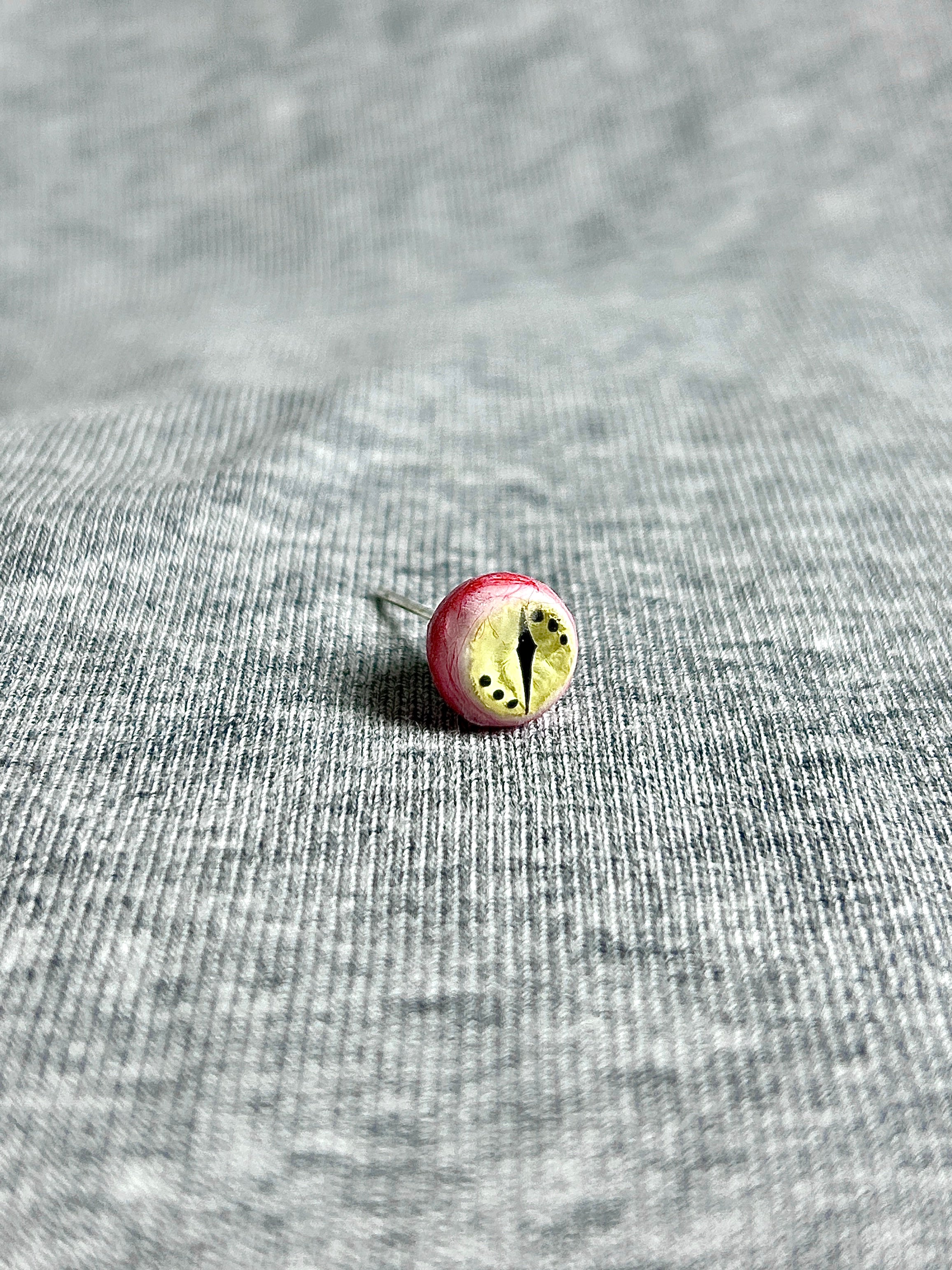 Cthulhu Eye - Fissure Iris | Ear/Lip/Tongue Studs - Cthulhu Eye - Fissure Iris | Ear/Lip/Tongue Studs - Terra Sigil / Flat-Back（Default） / 4mm by CRUXJEWELRY